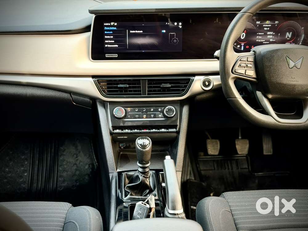 Mahindra Xuv700 Ax 5 Petrol Mt 7 Str (e), 2024