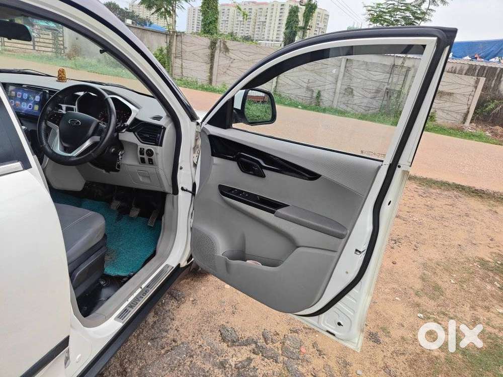 Mahindra Kuv 100 Mfalcon G80 K8 Dual Tone, 2017, Petrol