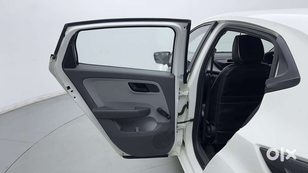 Tata Altroz 1.2 Xe, 2020, Petrol