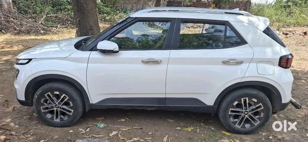 Hyundai Venue 2023 Petrol 27500 Km Driven