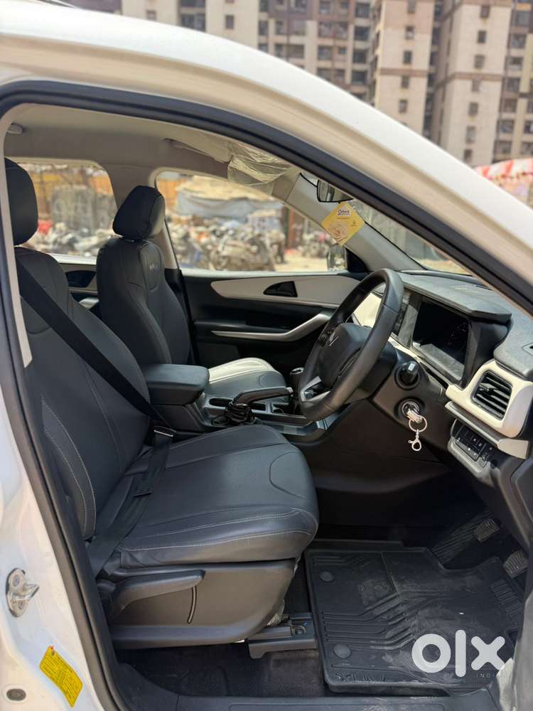 Mahindra Xuv700 2.0 Mx Petrol Mt 5 Str, 2022, Petrol