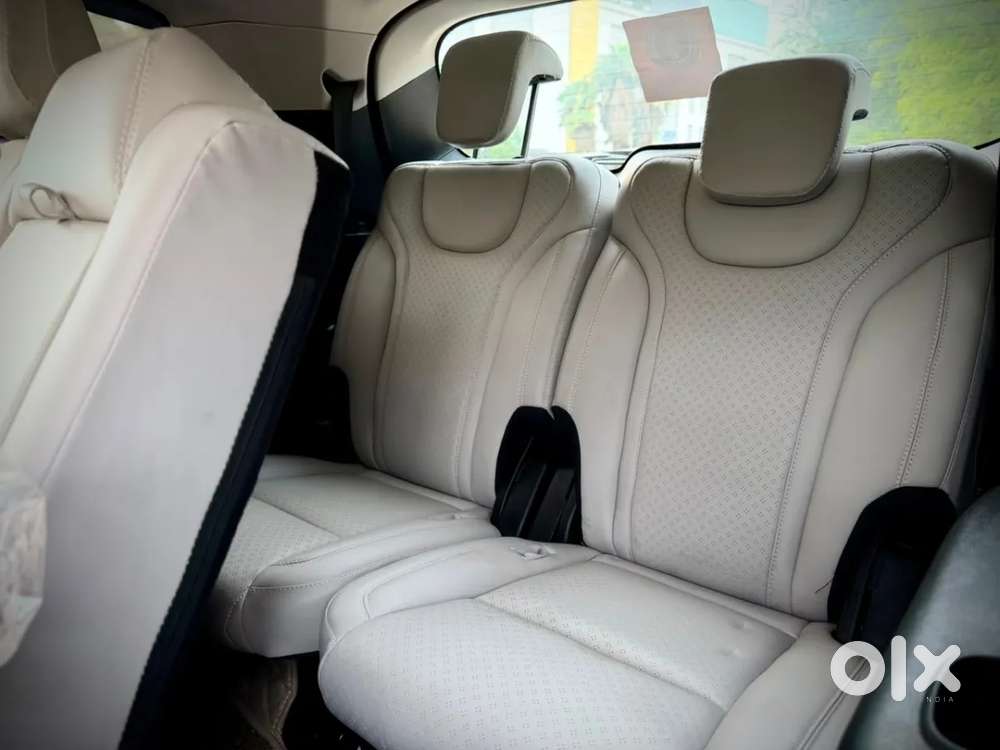 Mahindra Xuv700 2.0 Ax 5 Petrol Mt 7 Str, 2024, Petrol