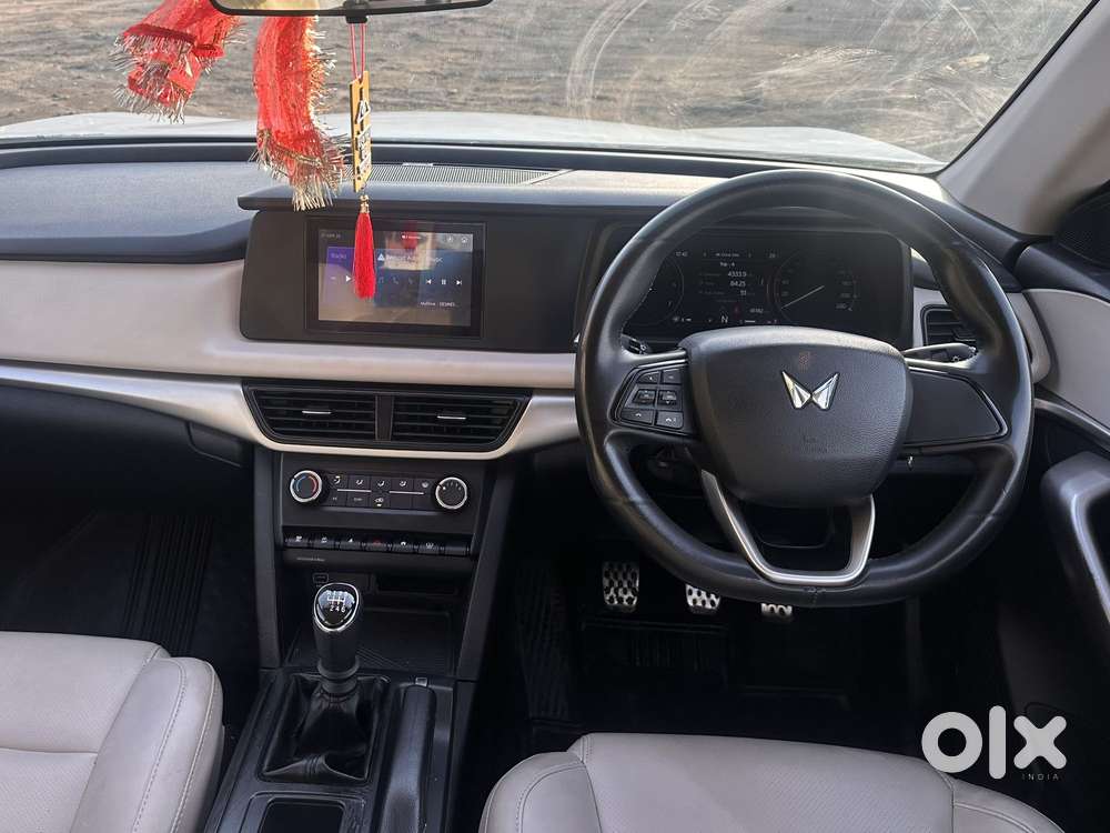 Mahindra Xuv700 2.0 Mx Petrol Mt 5 Str, 2023, Petrol