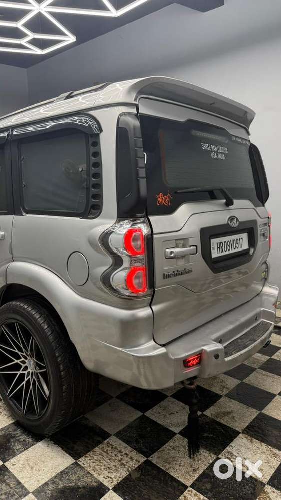 Mahindra Scorpio Classic S10 2016