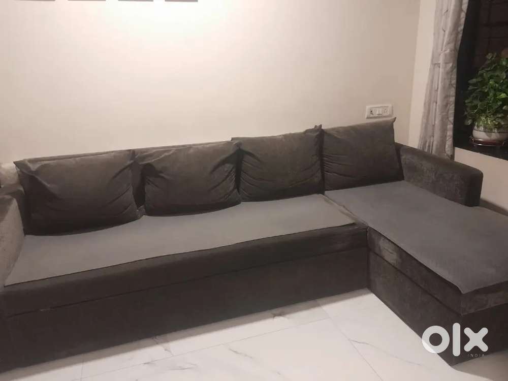 Sofa set with 4  Pillows