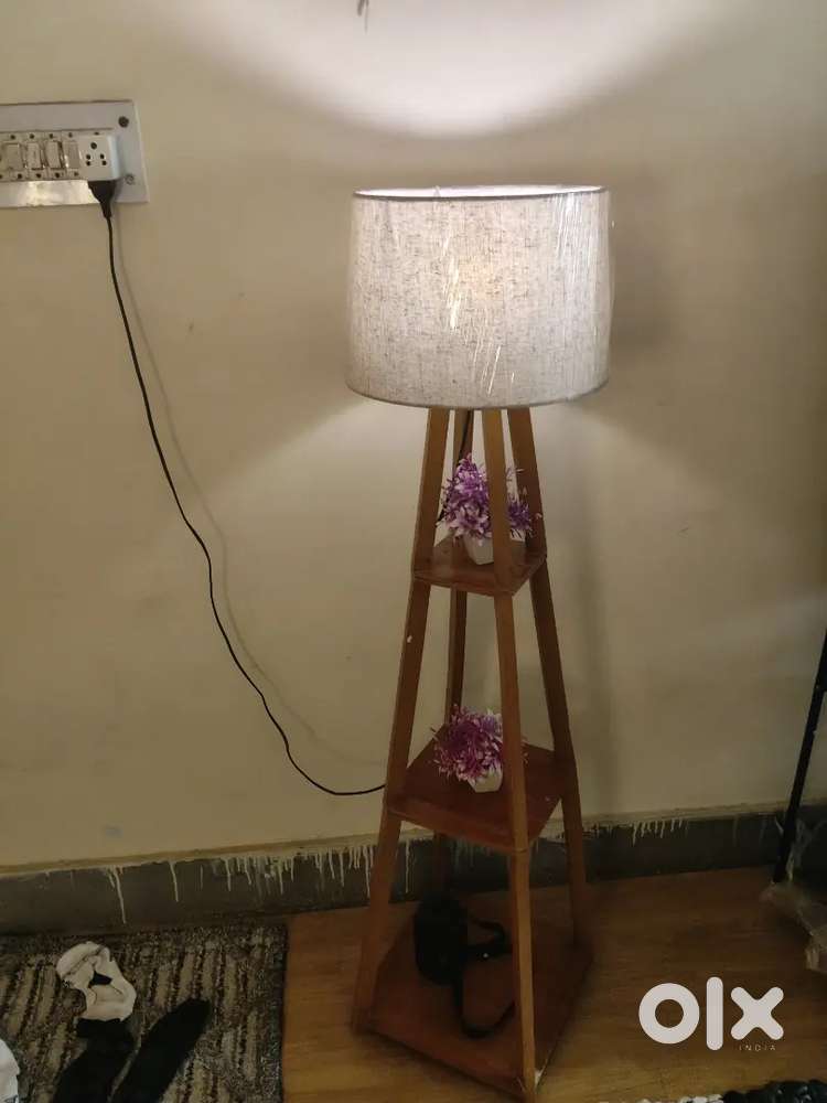 Tripod floor lamp