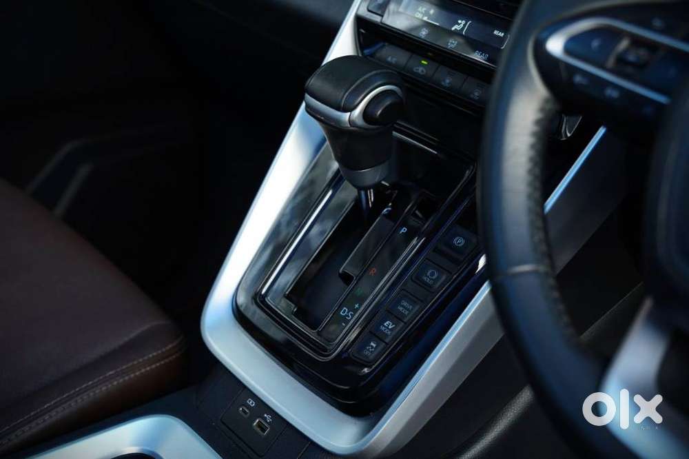 Toyota Innova Hycross 2.0 Zx Hybrid 7 Str, 2023, Petrol