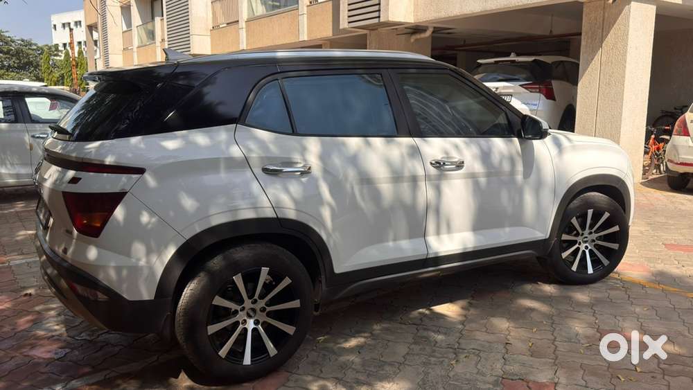 A Stylish White Hyundai Creta-sx 1.5