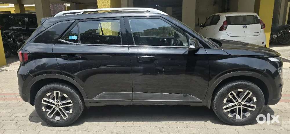Hyundai Venue Sx Diesel  December 2022  28,000 Km  Sunroof  Excell