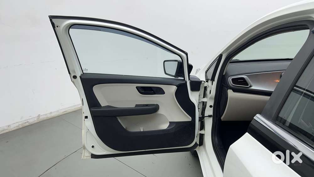 Tata Altroz 1.2 Xt, 2022, Petrol