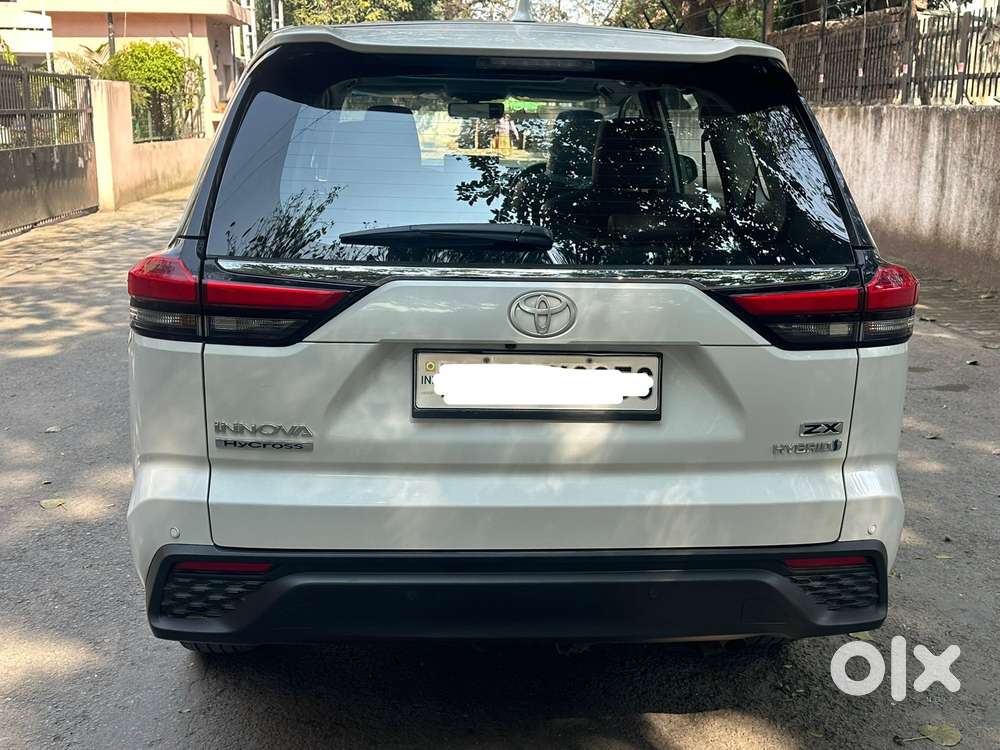 Toyota Innova Hycross