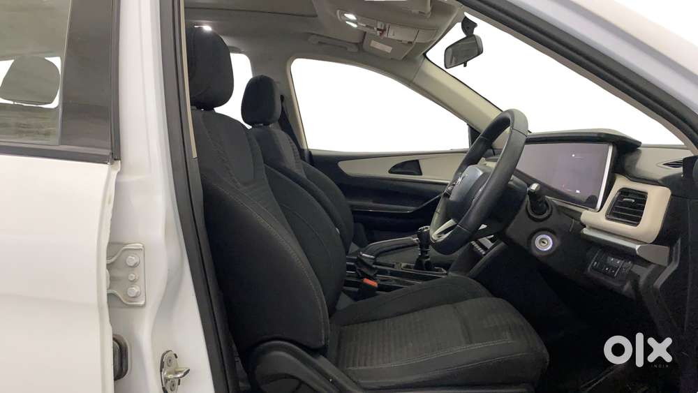 Mahindra Xuv700 2.0 Ax 5 Petrol Mt 7 Str, 2022, Petrol