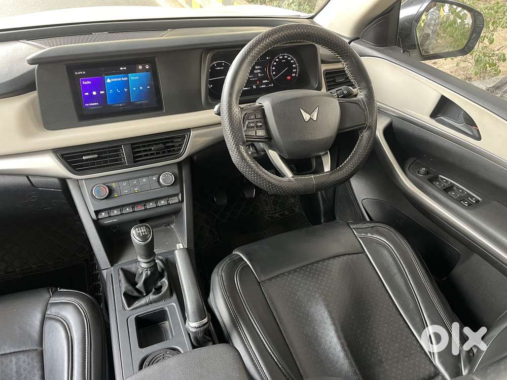 Mahindra Xuv700 2.0 Mx Petrol Mt 5 Str, 2023, Petrol