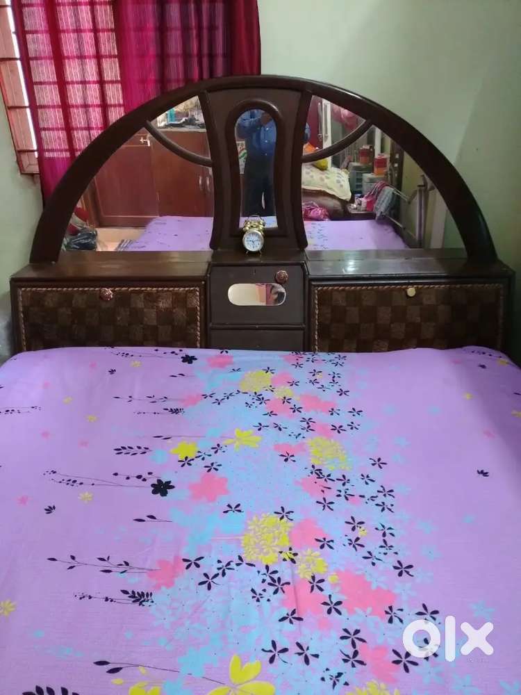 Bed Almirah dining table template dressing table for immediate sale