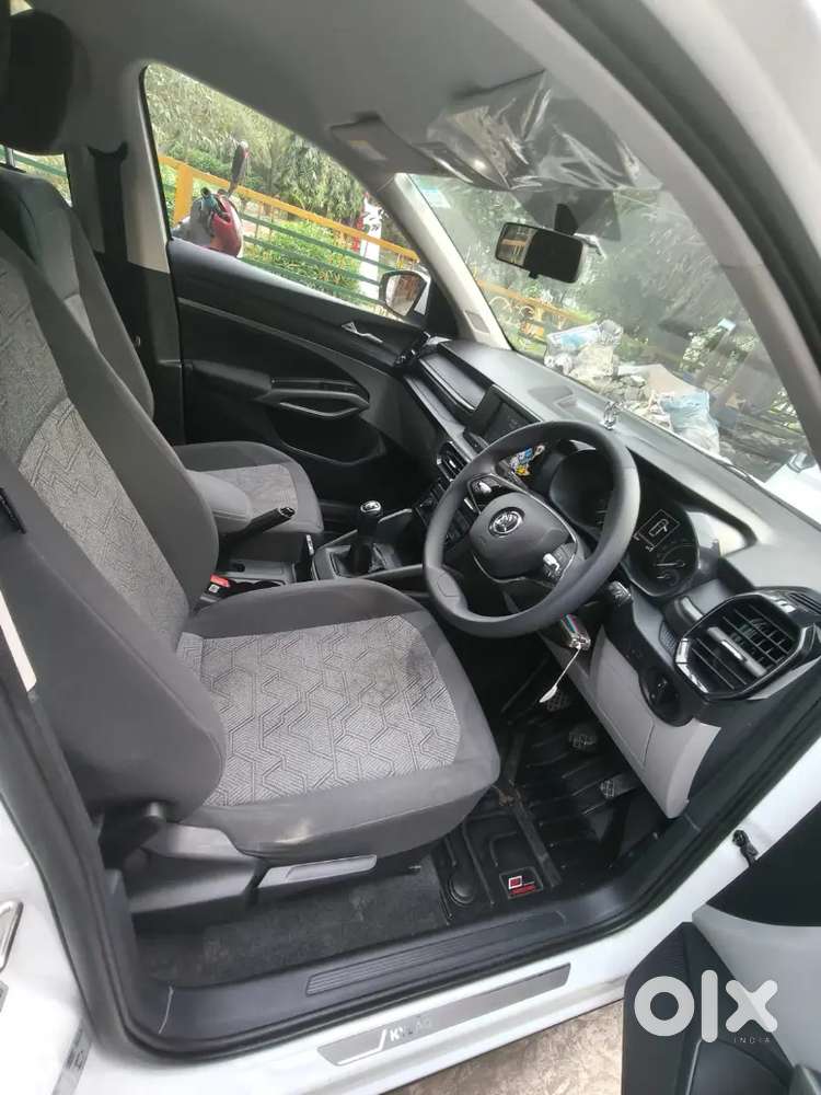 Škoda Kylaq Signature 1.0 Tsi Mt  March 2025  Single Owner  Candy W