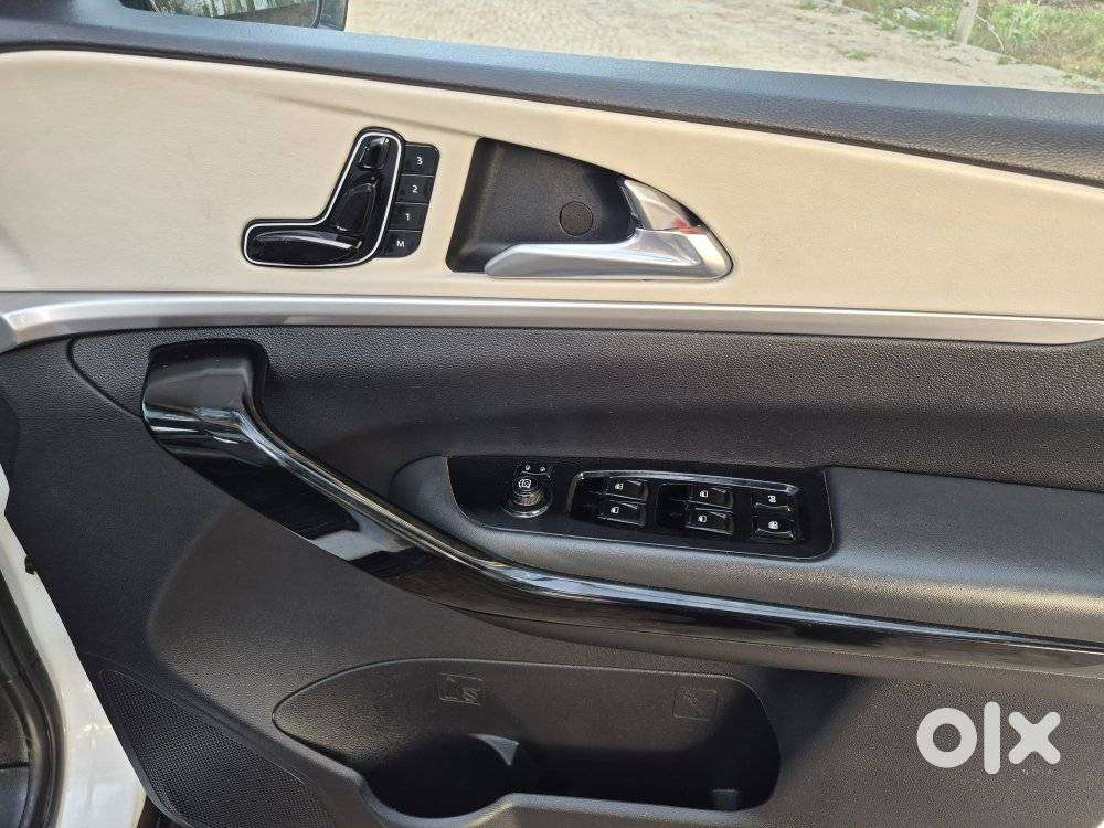 Mahindra Xuv700 2.2 Ax 7 Diesel At Str, 2023, Diesel