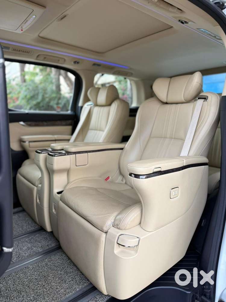 Toyota Vellfire 2.5 Executive Lounge, 2022, Petrol