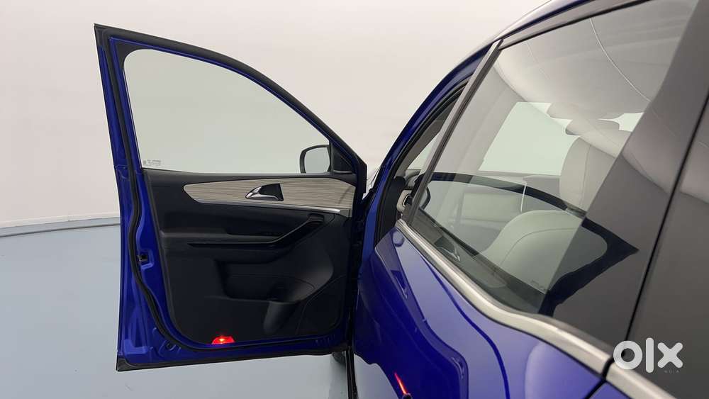 Mahindra Xuv700 2.0 Ax 7 Petrol At Luxury Pack Str, 2021, Petrol