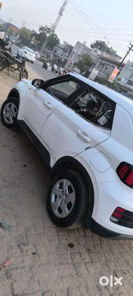 Hyundai Venue 2022 Petrol 6151 Km Driven