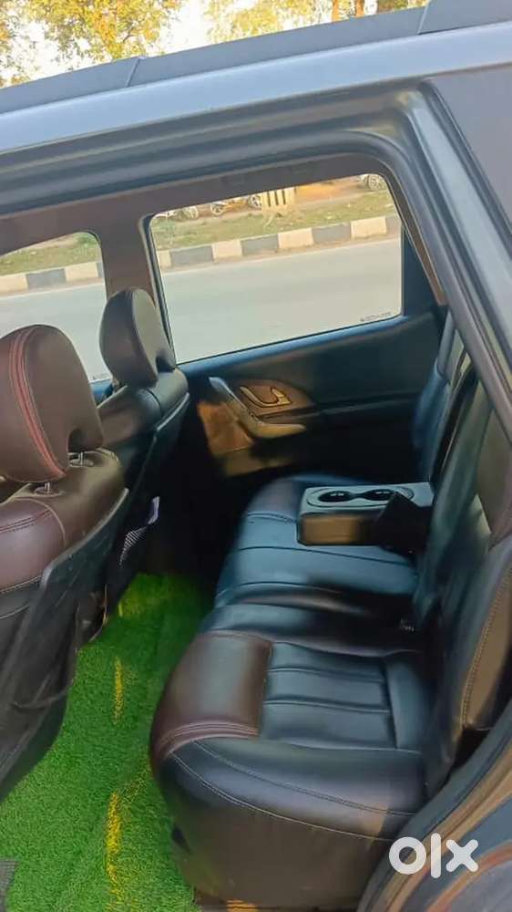 मेरे को न्यू इलेट्रॉनिक कार लेनी