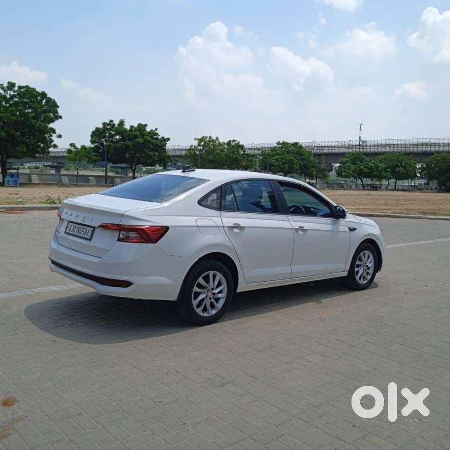 Skoda Slavia Ambition 1.0l Tsi At, 2022, Petrol