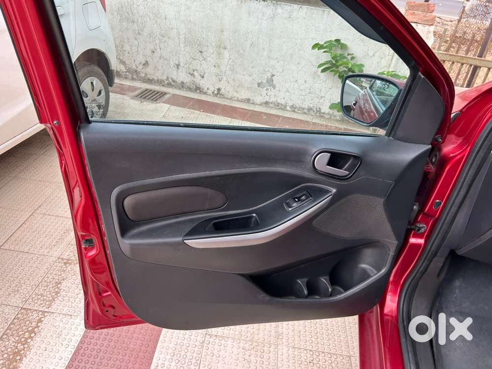 Ford Figo Titanium Blu 2017
