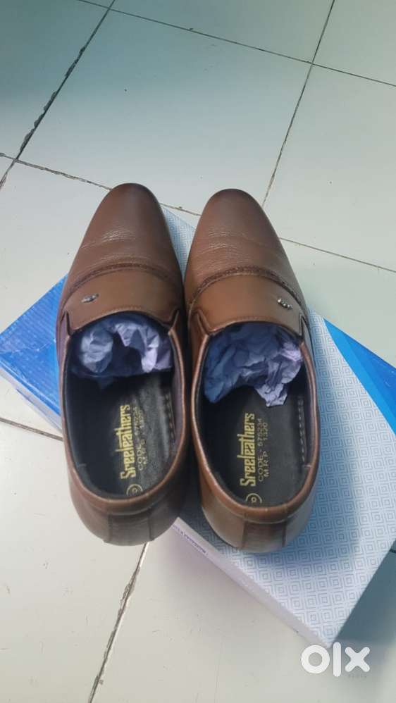 Brand new shreelather shoee with bill and not used