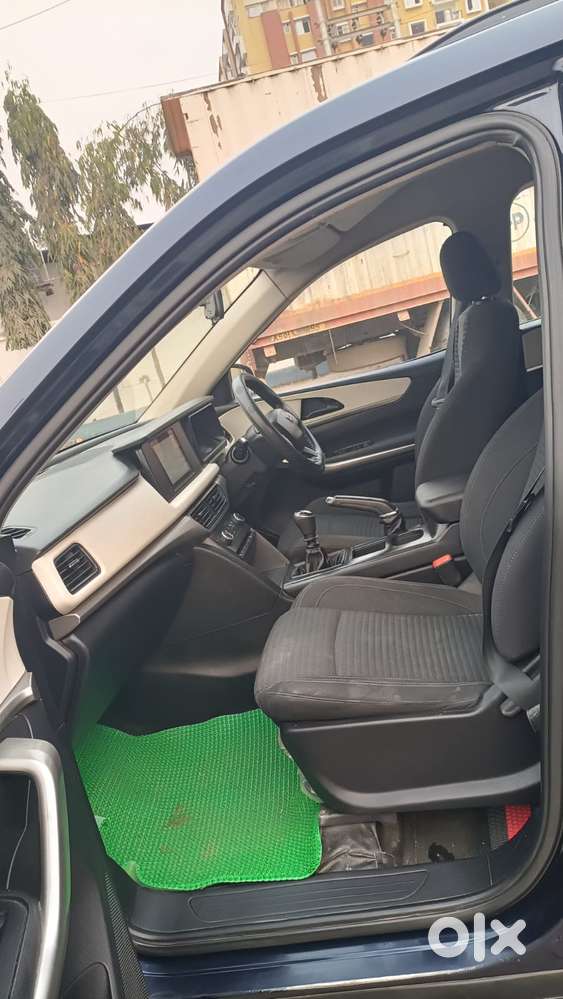 Mahindra Xuv700 2.0 Ax 3 Petrol Mt 5 Str, 2022, Petrol