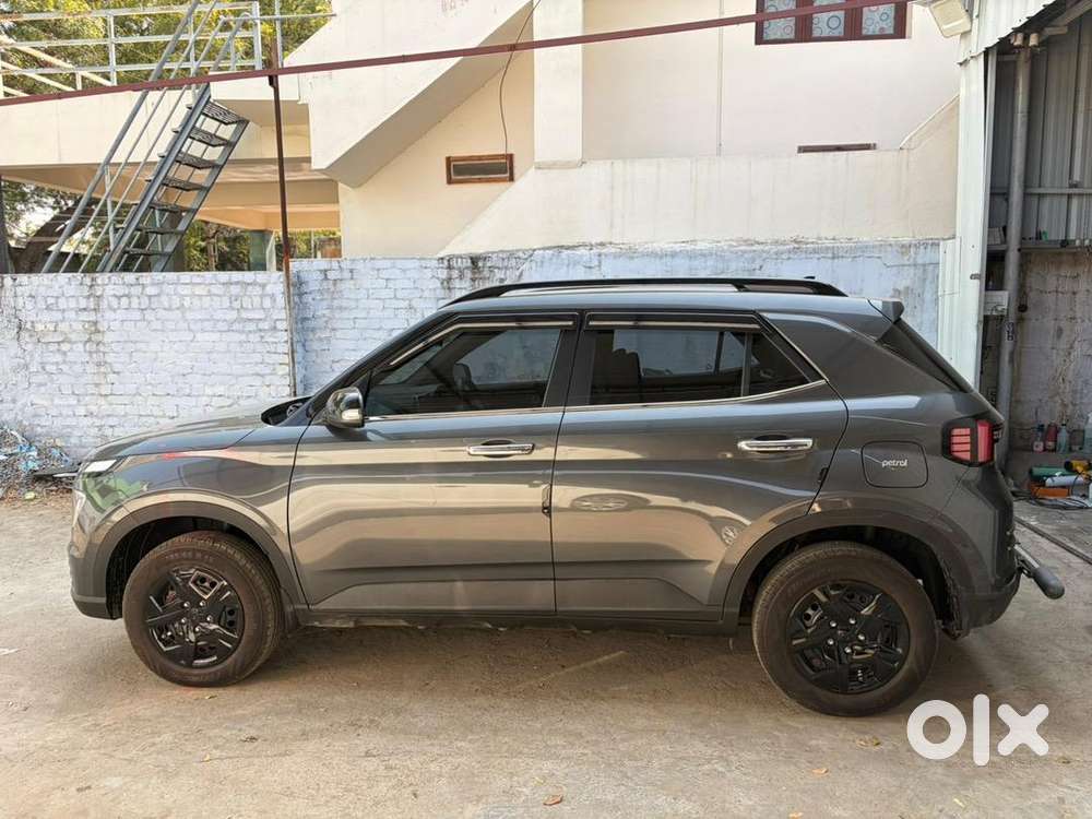 Hyundai Venue 2025 Petrol 800 Km Driven