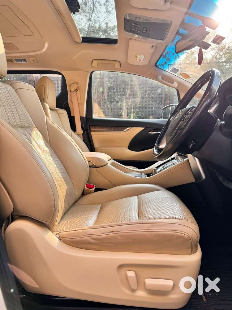 Toyota Vellfire 2.5 Executive Lounge, 2023, Cng & Hybrids