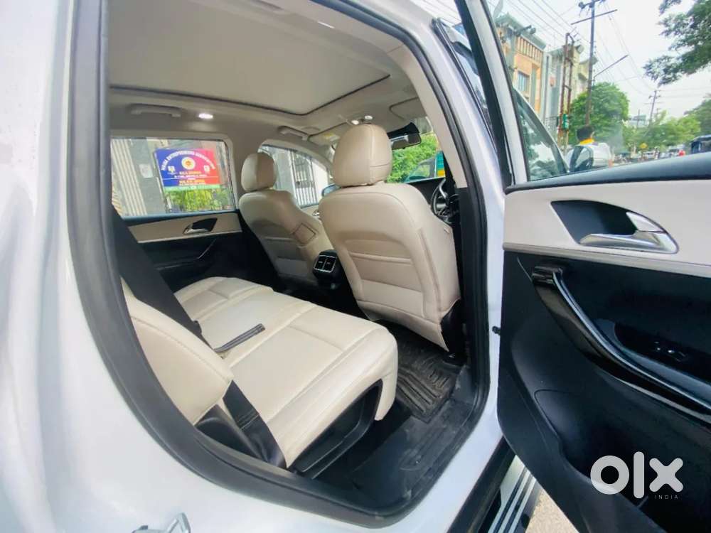 Mahindra Xuv700 Ax7 Luxury Pack Awd, 2025, Petrol