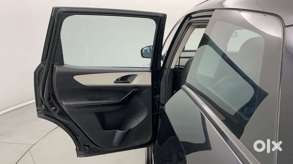 Mahindra Xuv700 2.0 Ax 5 Petrol Mt 7 Str, 2025, Petrol