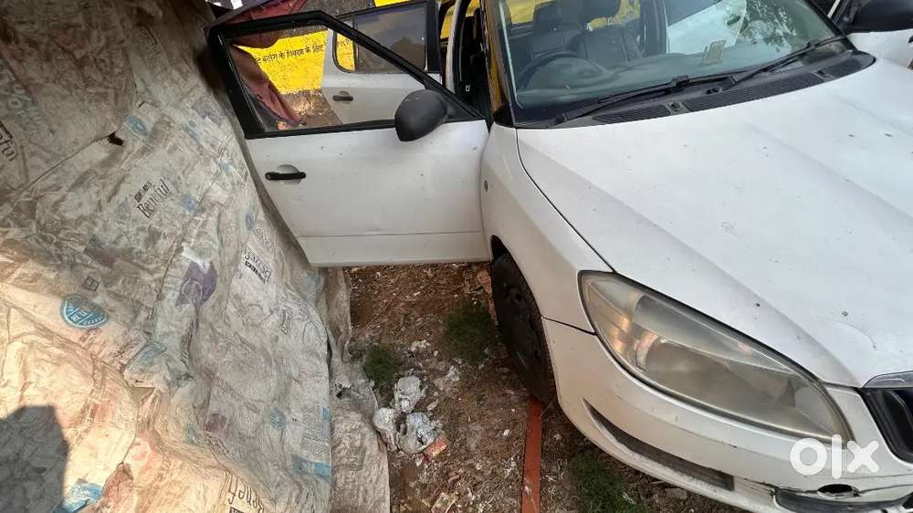 Urgent Sell Skoda Fabia 2011 Petrol 130000 Km Driven