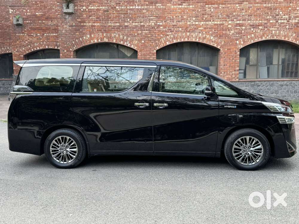 Toyota Vellfire 2.5 Executive Lounge, 2023, Cng & Hybrids