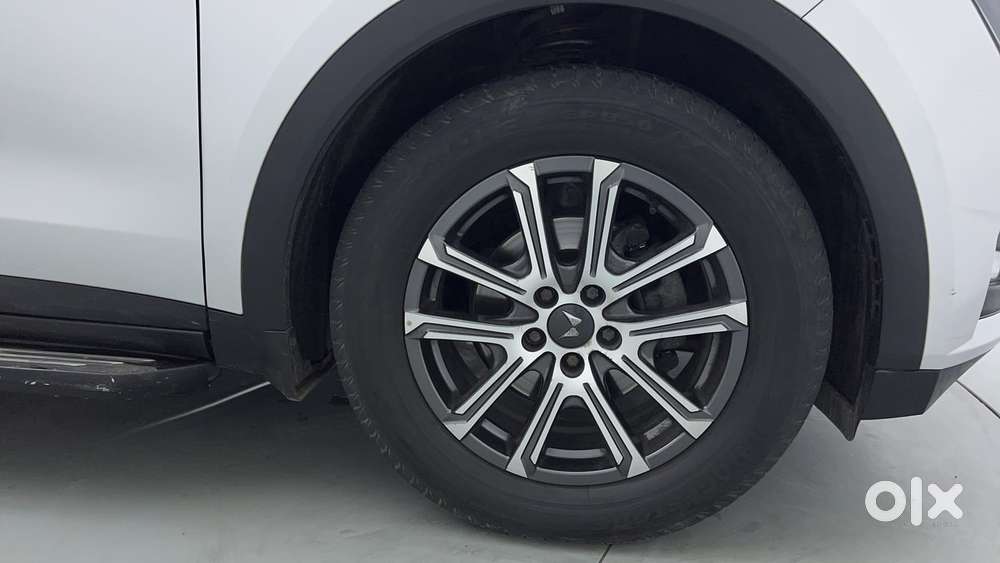 Mahindra Xuv700 2.0 Ax 7 Petrol Mt Str, 2022, Petrol