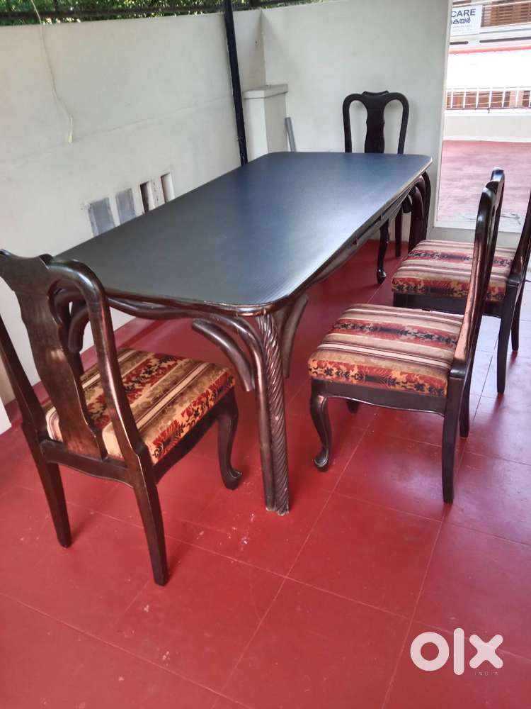 6 seater Dining table and chairs