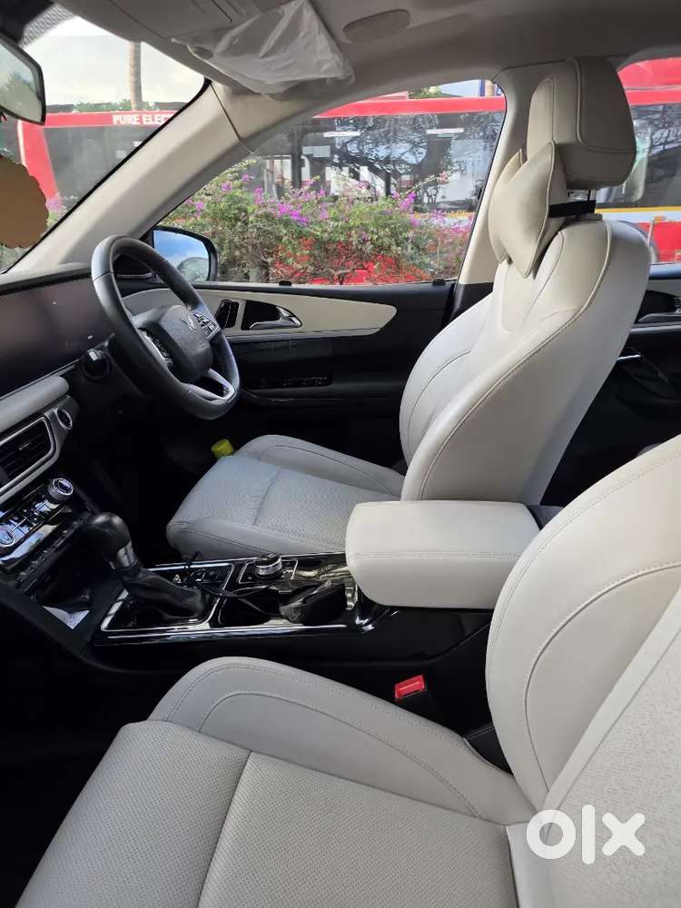 Mahindra Xuv700 2022- Corporate Owned. Showroom Condition