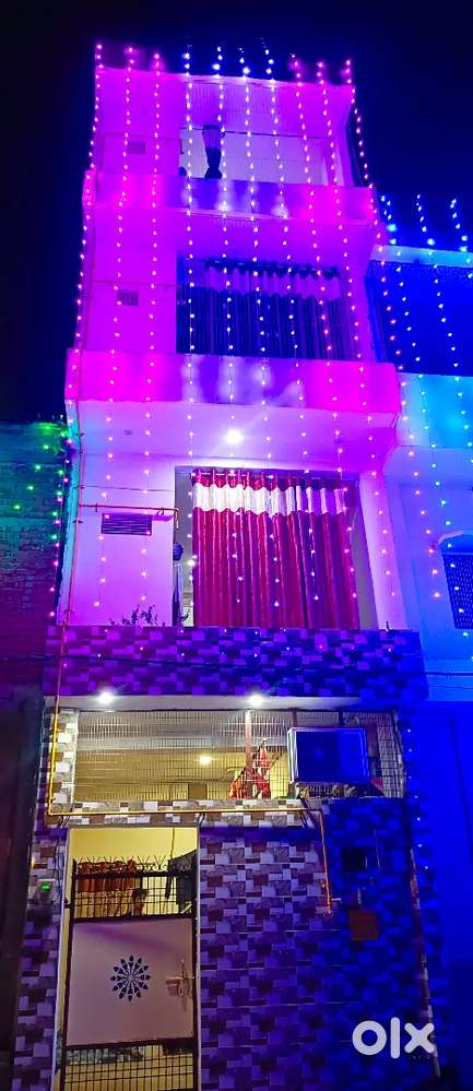 1 BHK flat only for bachelor/couples.