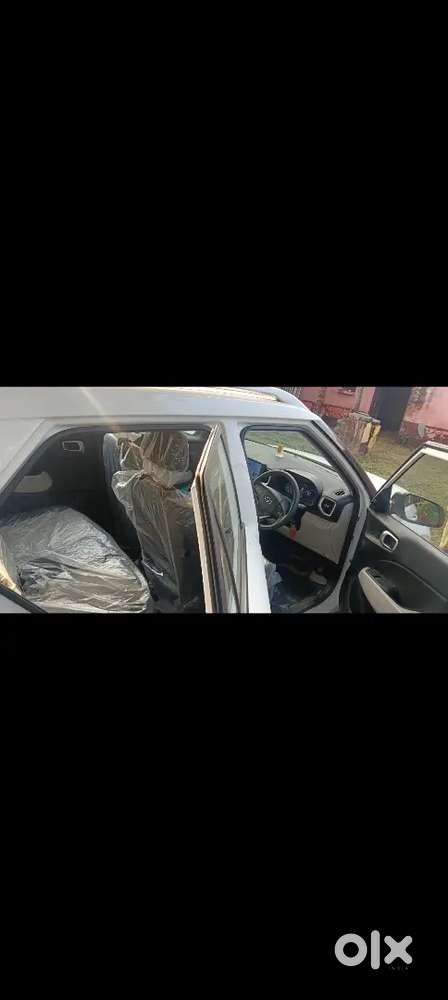 Hyundai Venue E Plus Sunroof 2025 Petrol 9800 Km Driven