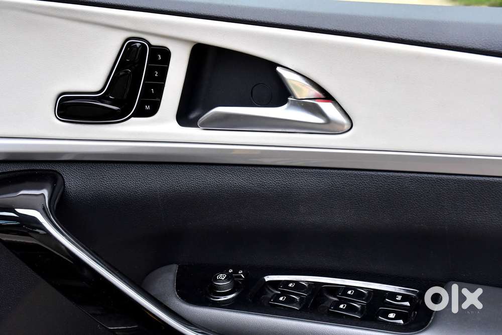 Mahindra Xuv700 2.0 Ax 7 Petrol Mt Str, 2022, Petrol