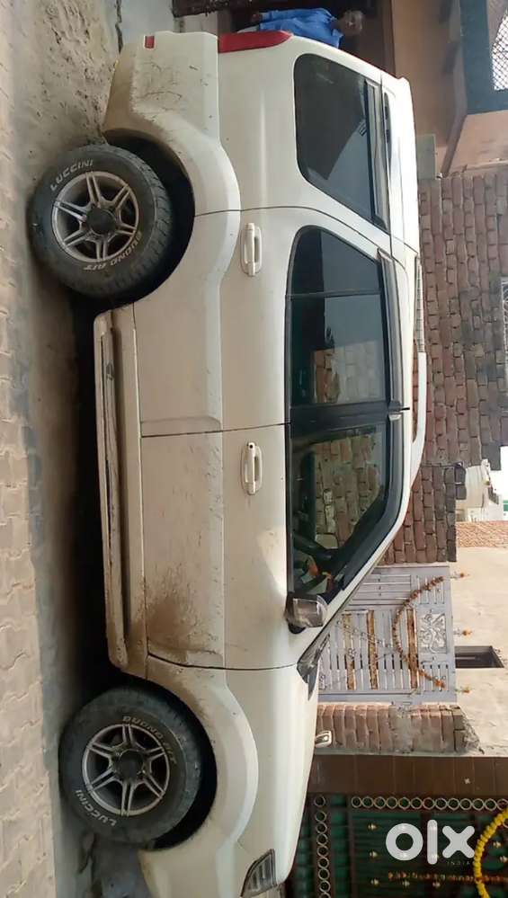 Tata Safari Storme 2015