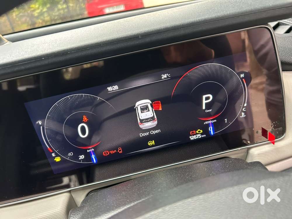 Mahindra Xuv700 2023 Petrol 12700 Km Driven