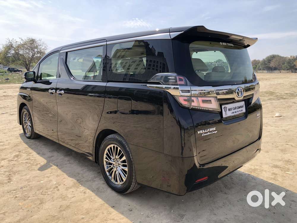 Toyota Vellfire 2.5 Executive Lounge, 2023, Cng & Hybrids