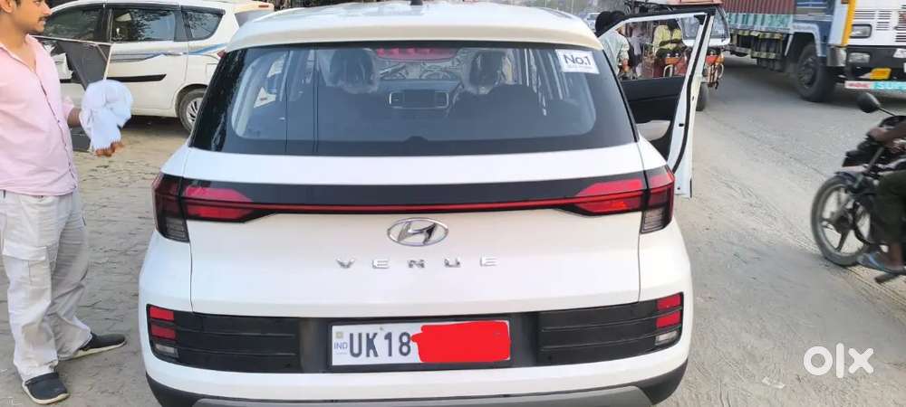 Hyundai Venue 2022 Petrol 6151 Km Driven