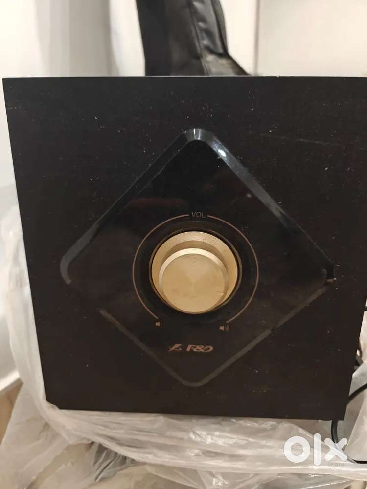 Speaker set with boofer etc and two small separate speaker