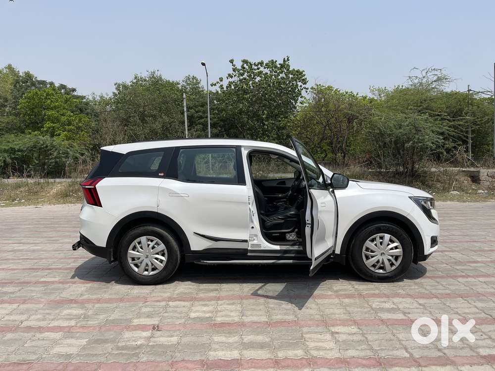 Mahindra Xuv700 Mx Petrol Mt 5 Str (e), 2023, Petrol