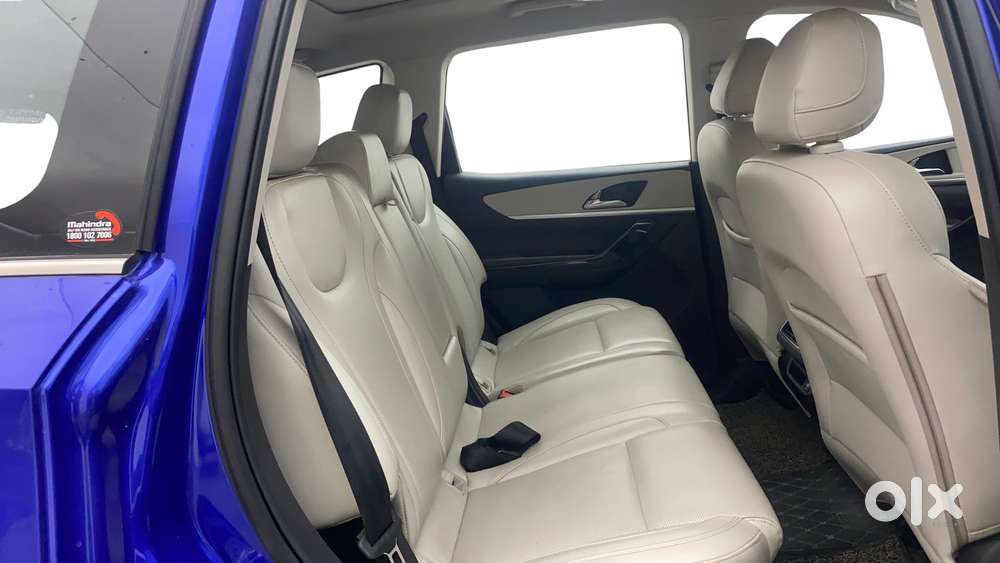 Mahindra Xuv700 2.0 Ax 7 Petrol Mt Str, 2021, Petrol