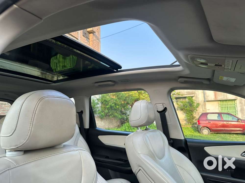 Mahindra Xuv700 2.0 Ax 7 Petrol Mt Str, 2022, Petrol