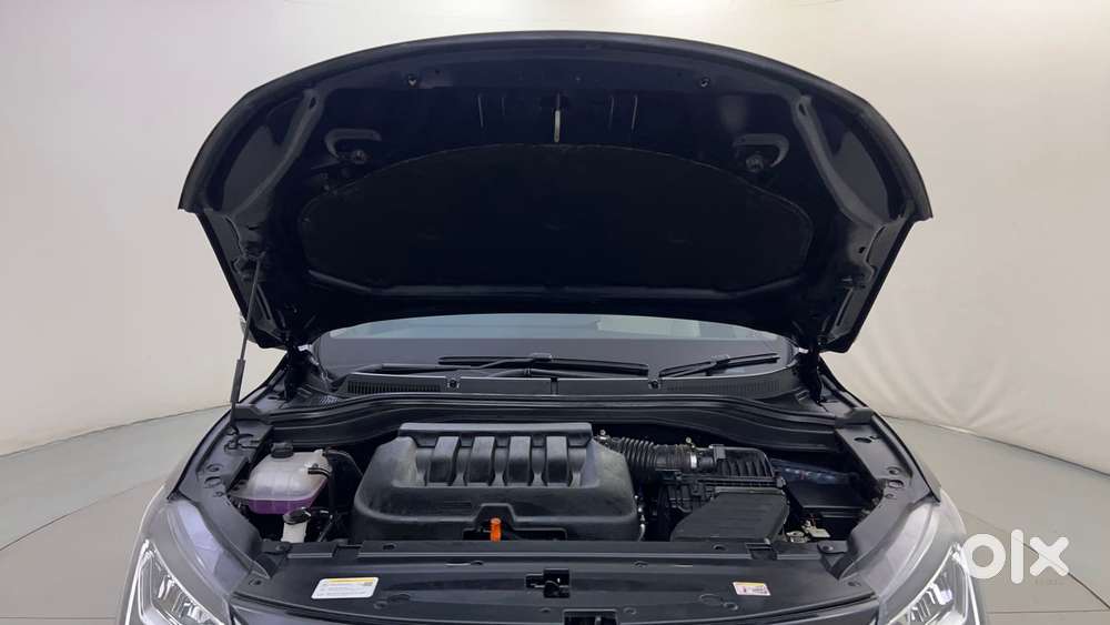Mahindra Xuv700 2.0 Ax 7 Petrol Mt Str, 2025, Petrol