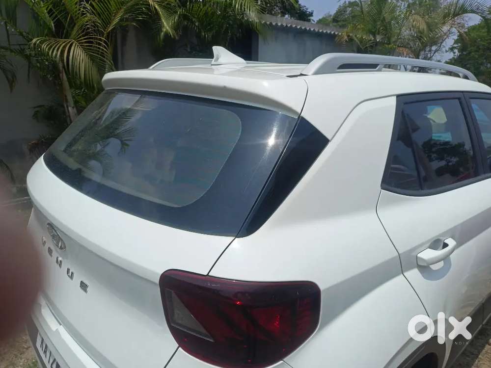 Hyundai New Venue 2020 Diesel 180000 Km Driven, Top